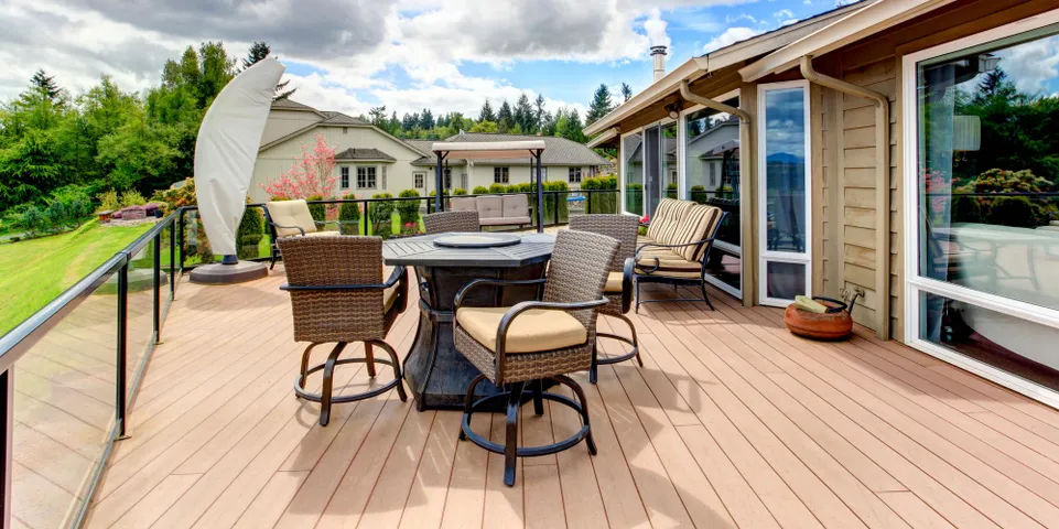 4 Advantages of Vinyl Decking